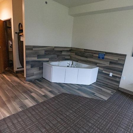 Cobblestone Hotel & Suites-Sheldon Exterior photo
