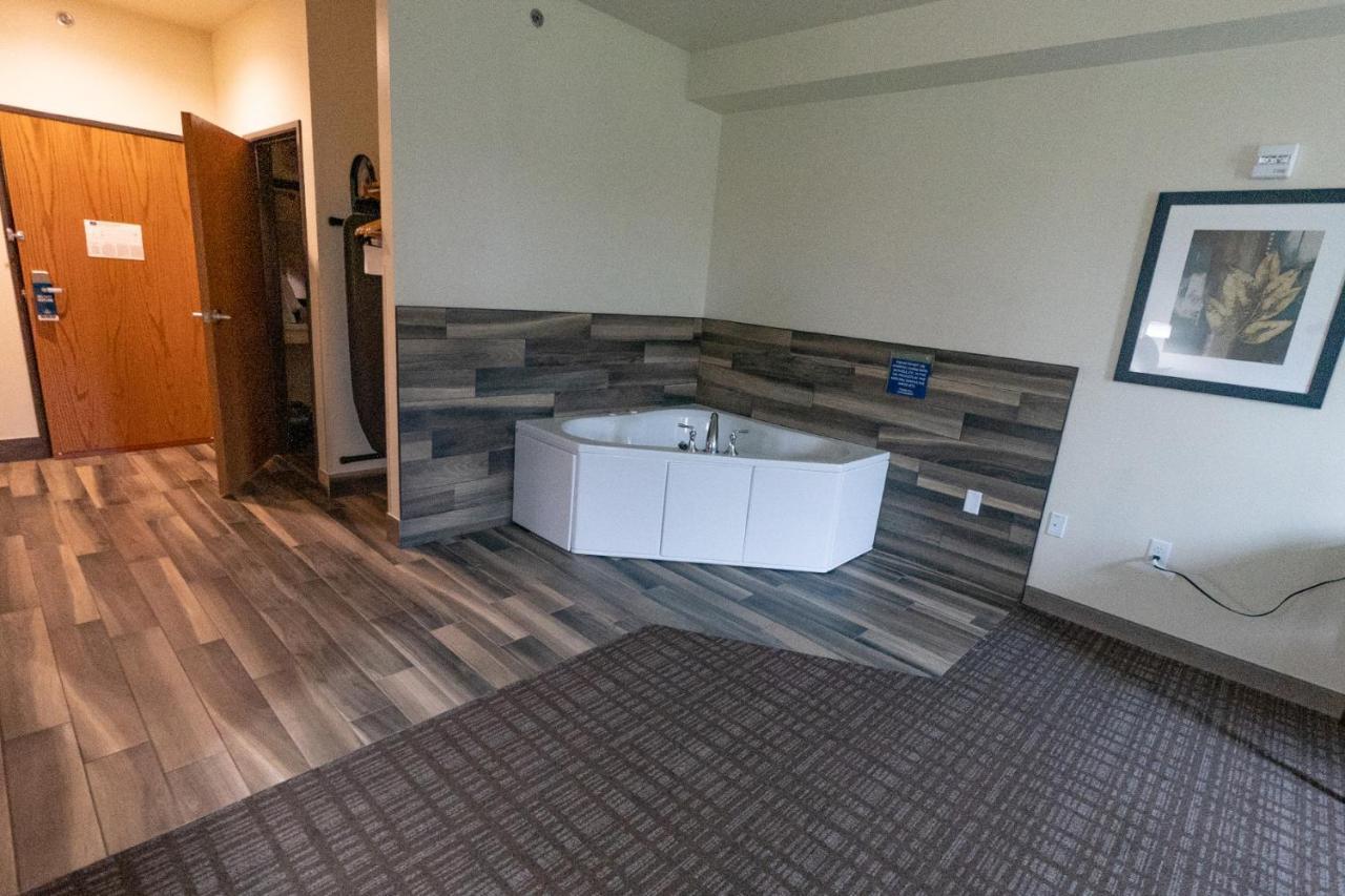 Cobblestone Hotel & Suites-Sheldon Exterior photo